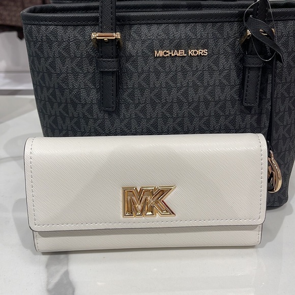 Michael Kors Mimi Large Saffiano Leather Bi-Fold Continental Wallet
Optic White - Picture 12 of 16